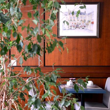 Coq Hotel 몽트뢰유쉬르메르 외부 사진